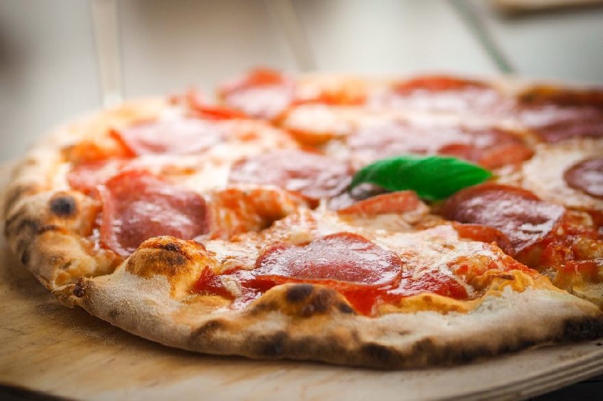 Leckere Steinofenfrische Pizzakreationen wie bei der Pizzeria Rucola in Gütersloh. Jetzt auch mit Lieferservice.